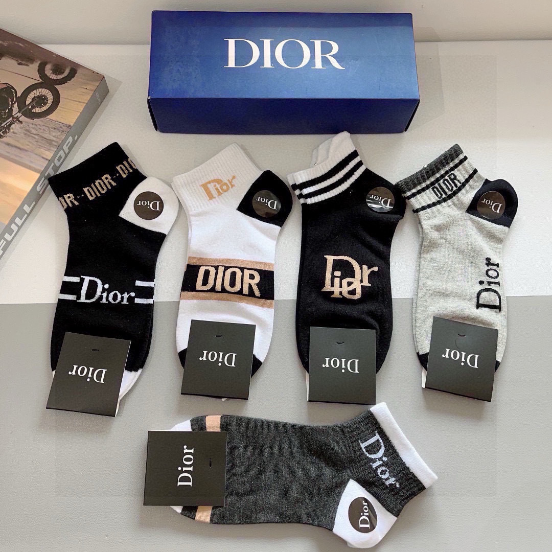 配包装（一盒5双）
Dior 迪奥 新款字母罗口短筒袜子！爆款字母专柜同步袜子，💛大牌出街，潮人必备。超