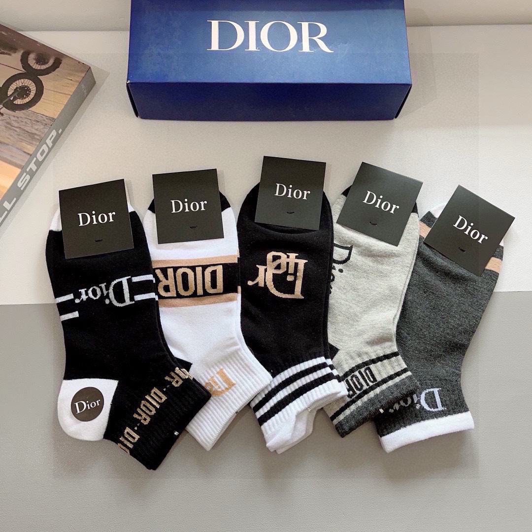 配包装（一盒5双）
Dior 迪奥 新款字母罗口短筒袜子！爆款字母专柜同步袜子，💛大牌出街，潮人必备。超