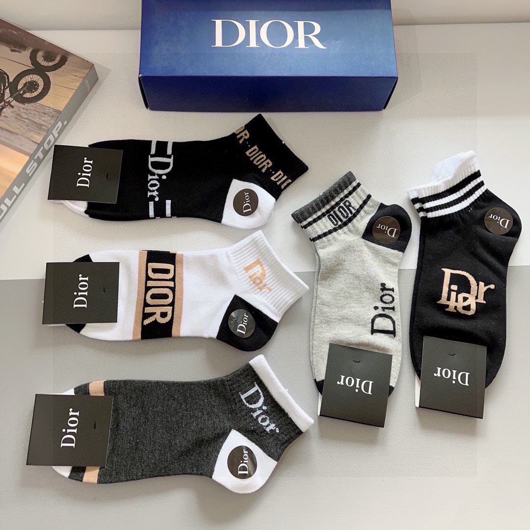 配包装（一盒5双）
Dior 迪奥 新款字母罗口短筒袜子！爆款字母专柜同步袜子，💛大牌出街，潮人必备。超