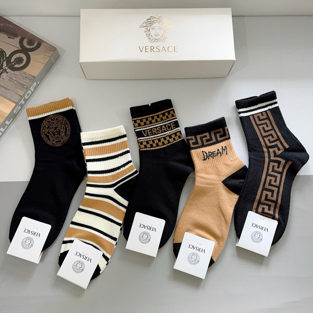 配包装【一盒五双】
VERSACE范思哲 欧美大牌中筒袜。🌟潮人必不能少的专柜代购品质纯棉袜子 ，超级百