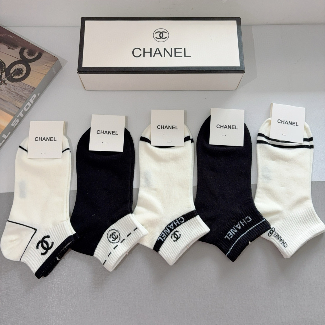 配包装（一盒5双）
CHANEL 香奈儿经典袜子❗️高版本竹棉材质柔软，秒杀市场普通货，经典的双C图案l