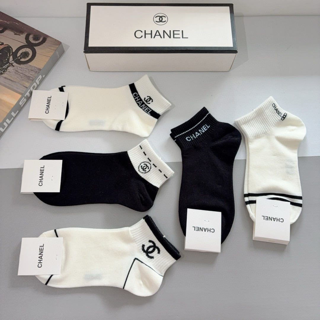 配包装（一盒5双）
CHANEL 香奈儿经典袜子❗️高版本竹棉材质柔软，秒杀市场普通货，经典的双C图案l