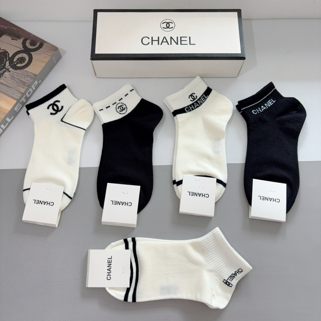 配包装（一盒5双）
CHANEL 香奈儿经典袜子❗️高版本竹棉材质柔软，秒杀市场普通货，经典的双C图案l
