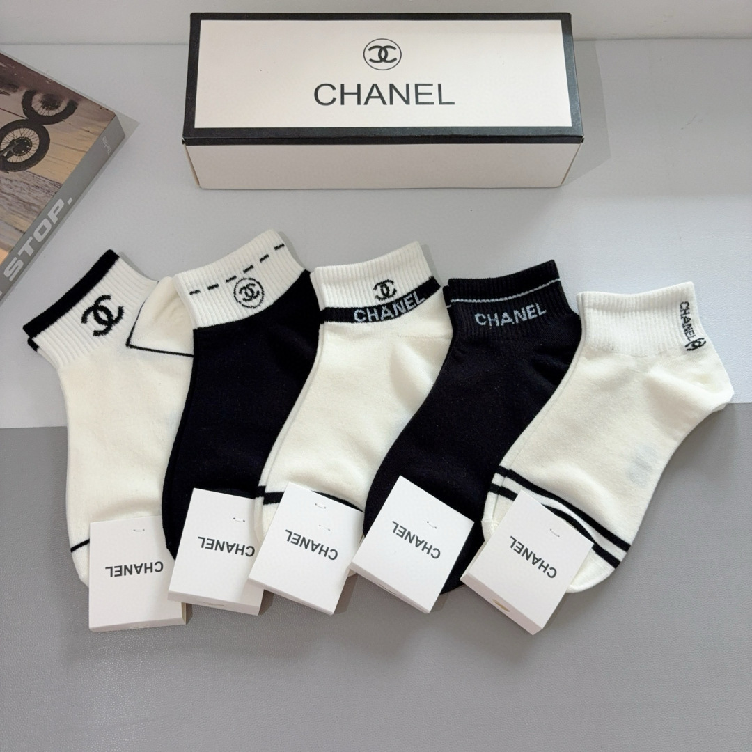 配包装（一盒5双）
CHANEL 香奈儿经典袜子❗️高版本竹棉材质柔软，秒杀市场普通货，经典的双C图案l
