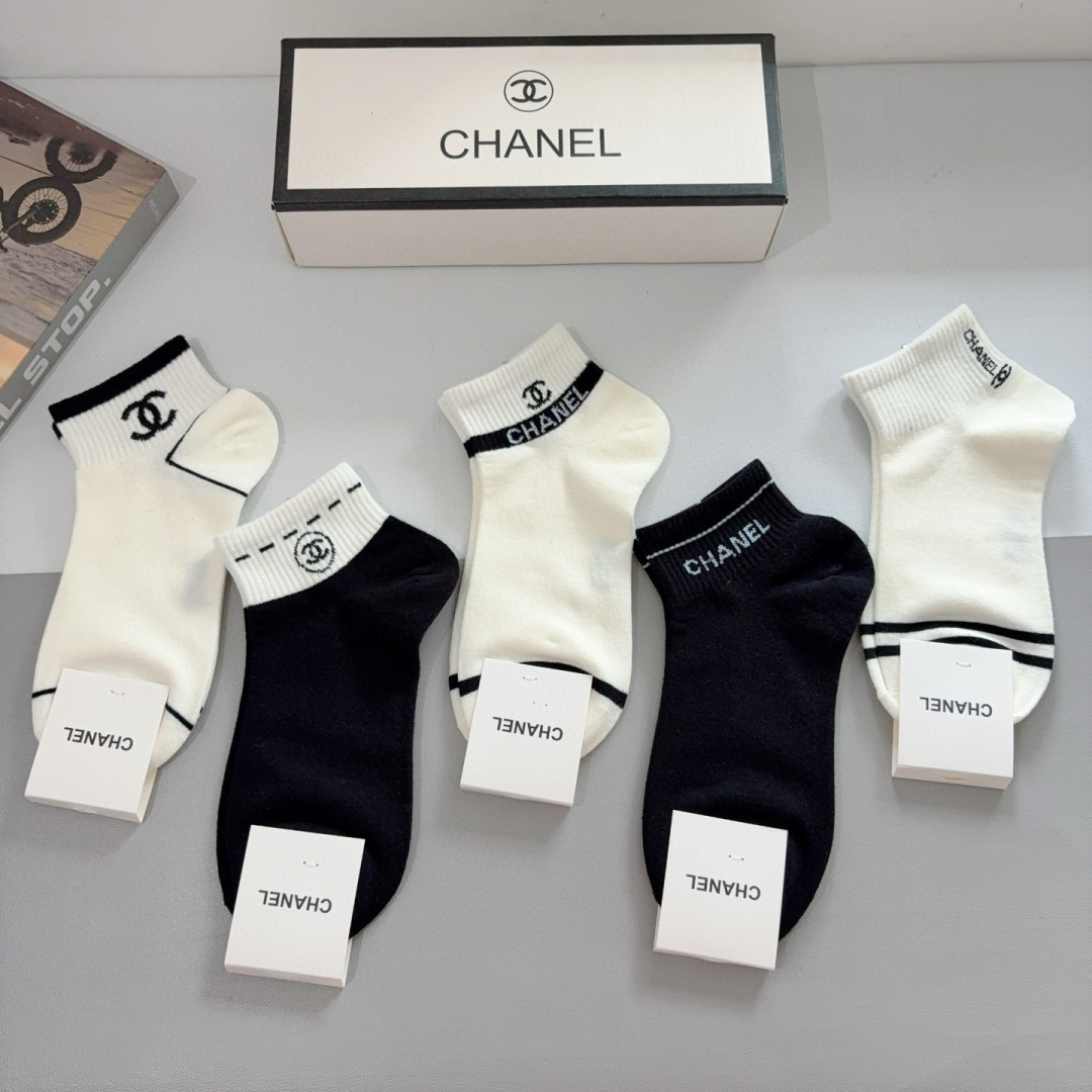 配包装（一盒5双）
CHANEL 香奈儿经典袜子❗️高版本竹棉材质柔软，秒杀市场普通货，经典的双C图案l