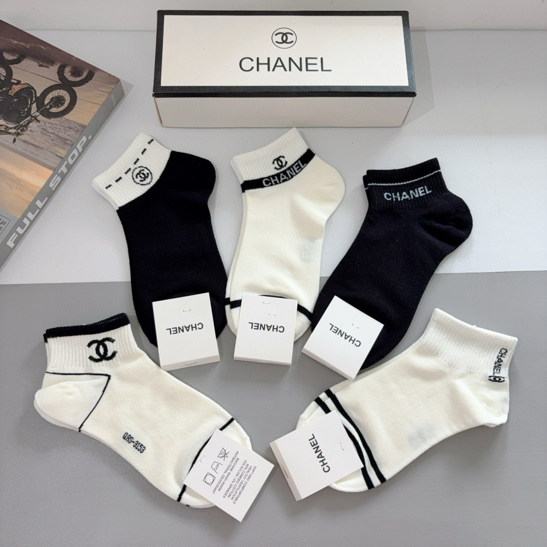 配包装（一盒5双）
CHANEL 香奈儿经典袜子❗️高版本竹棉材质柔软，秒杀市场普通货，经典的双C图案l