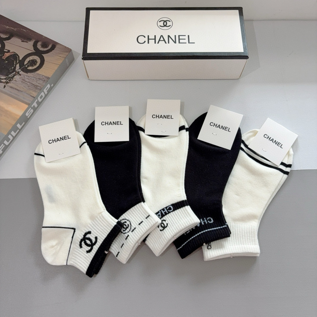 配包装（一盒5双）
CHANEL 香奈儿经典袜子❗️高版本竹棉材质柔软，秒杀市场普通货，经典的双C图案l