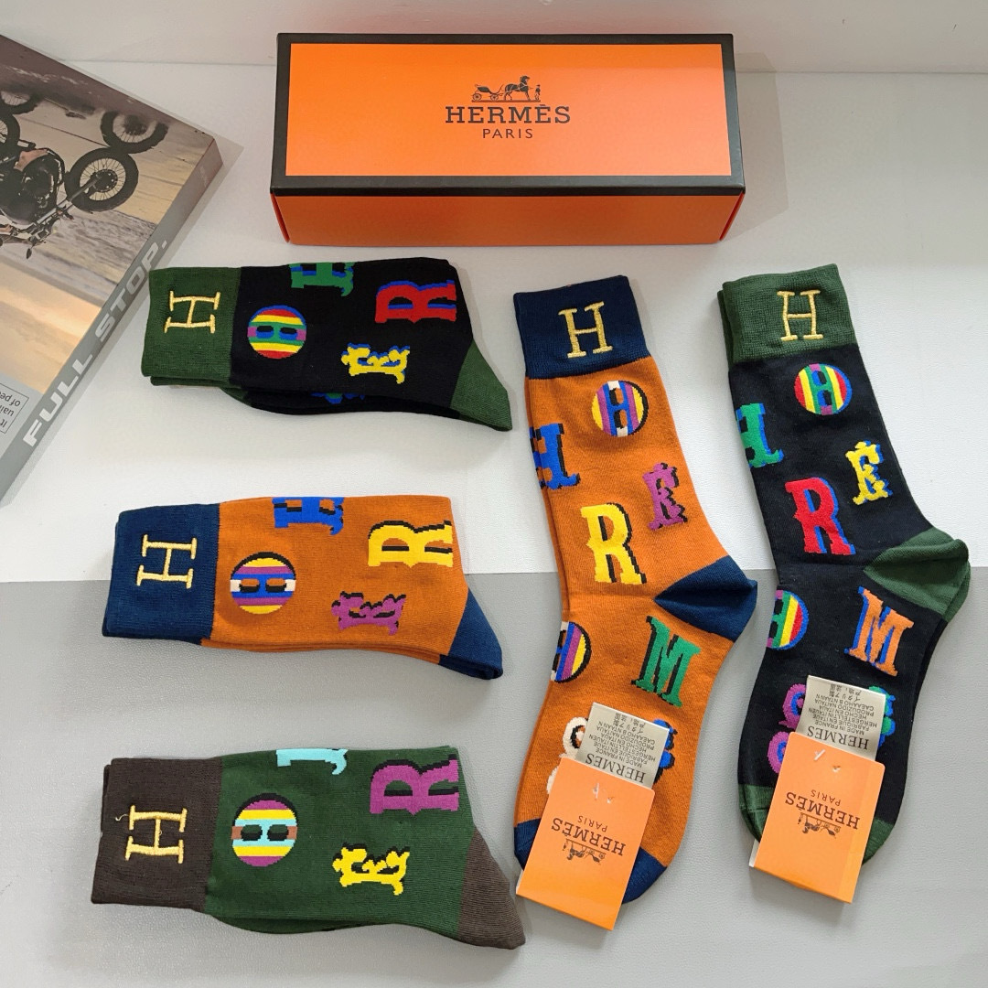 配包装【一盒5双】
HERMES（爱马仕）高版本刺绣羊绒长筒袜子。潮人必不可少的时尚专柜代购长筒袜子 ，