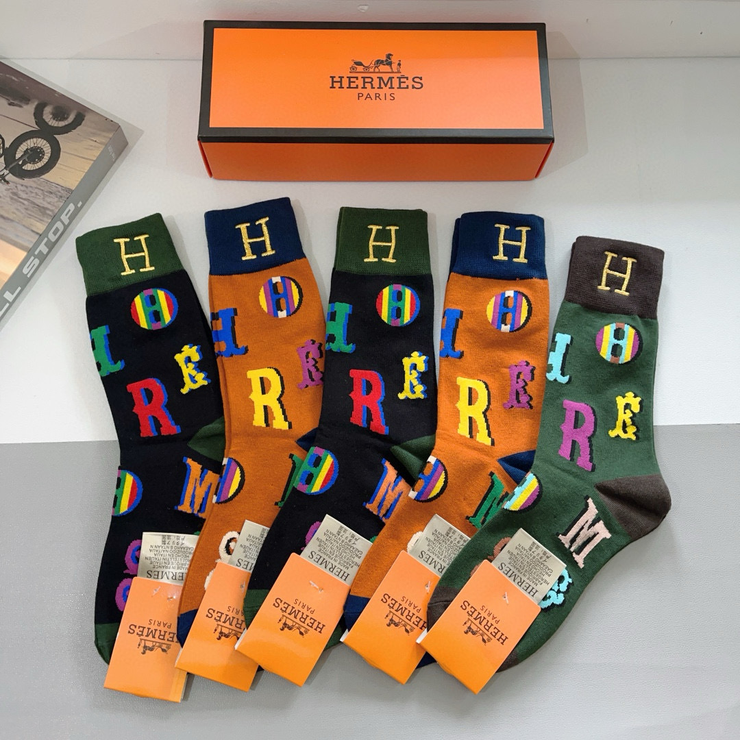 配包装【一盒5双】
HERMES（爱马仕）高版本刺绣羊绒长筒袜子。潮人必不可少的时尚专柜代购长筒袜子 ，