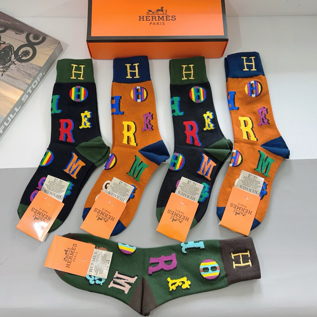 配包装【一盒5双】
HERMES（爱马仕）高版本刺绣羊绒长筒袜子。潮人必不可少的时尚专柜代购长筒袜子 ，