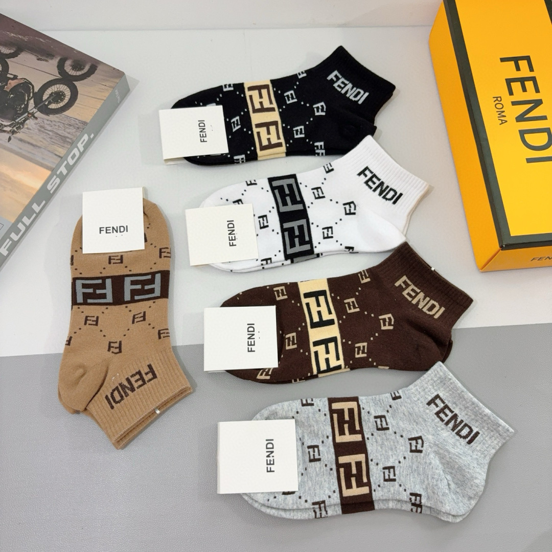 配包装（一盒5双）
FENDI  芬迪  字母双Ｆ爆款中筒袜，纯棉面料， 专柜同款 💓纯棉面料，实用好穿