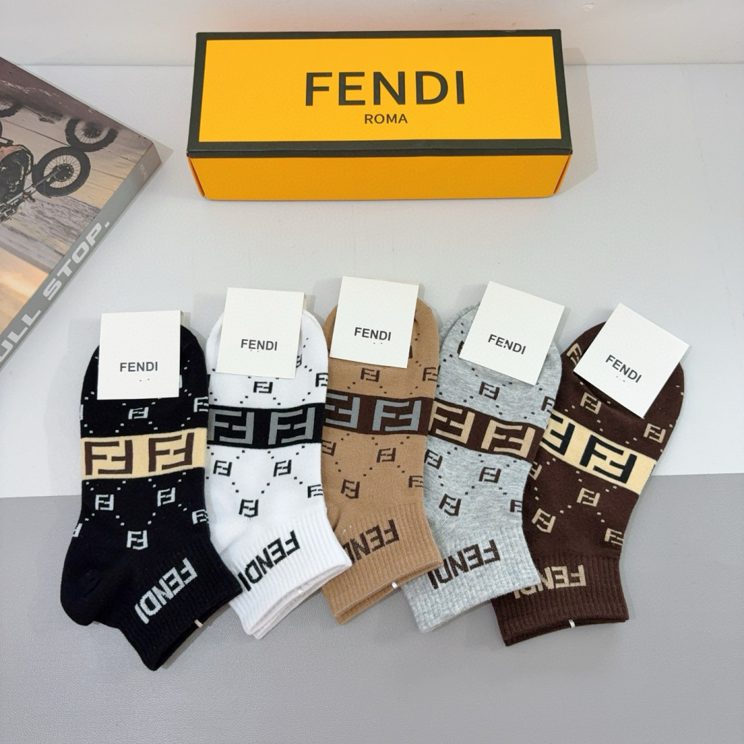 配包装（一盒5双）
FENDI  芬迪  字母双Ｆ爆款中筒袜，纯棉面料， 专柜同款 💓纯棉面料，实用好穿