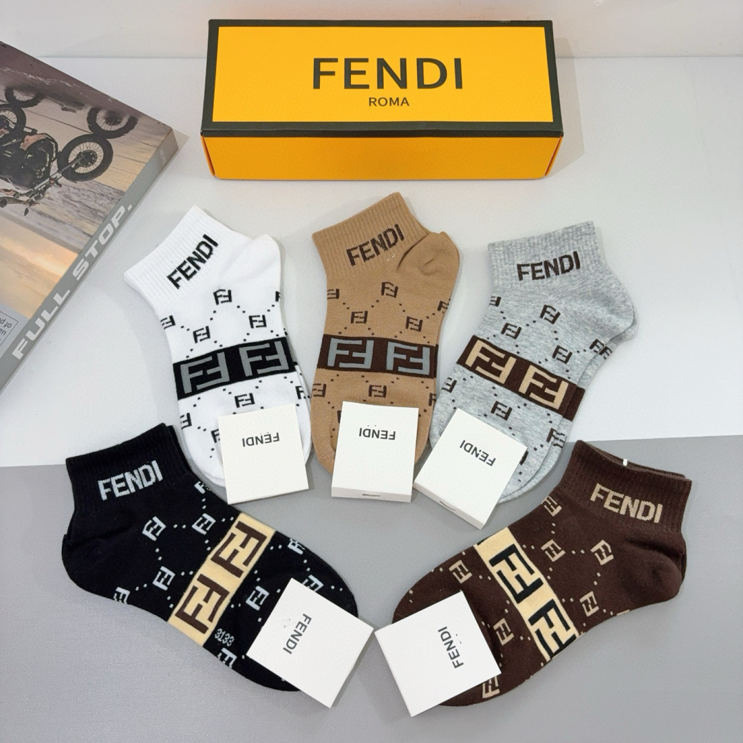 配包装（一盒5双）
FENDI  芬迪  字母双Ｆ爆款中筒袜，纯棉面料， 专柜同款 💓纯棉面料，实用好穿
