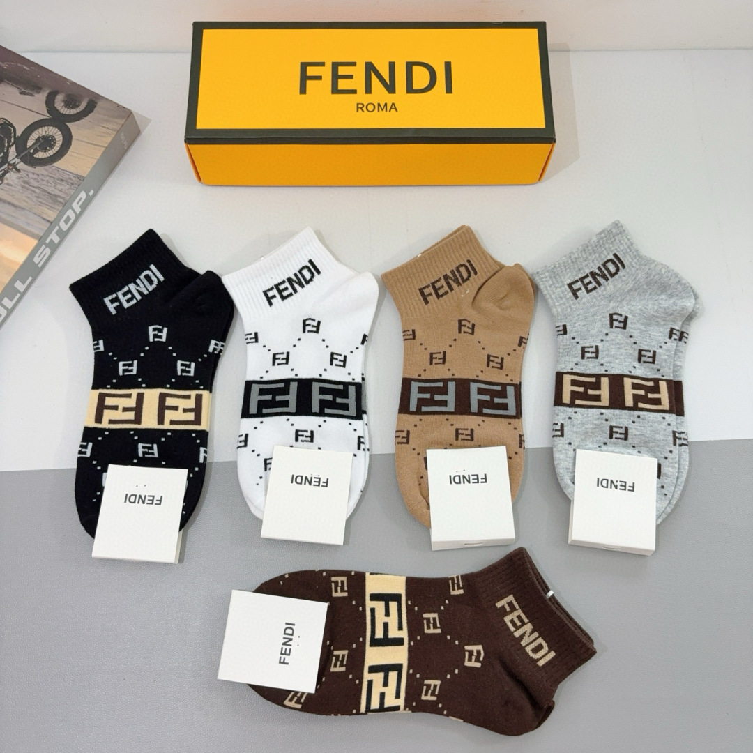 配包装（一盒5双）
FENDI  芬迪  字母双Ｆ爆款中筒袜，纯棉面料， 专柜同款 💓纯棉面料，实用好穿