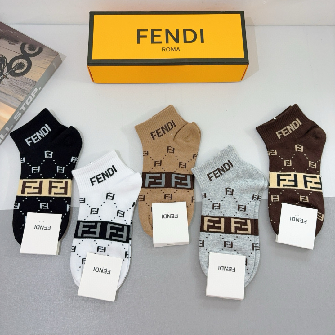 配包装（一盒5双）
FENDI  芬迪  字母双Ｆ爆款中筒袜，纯棉面料， 专柜同款 💓纯棉面料，实用好穿