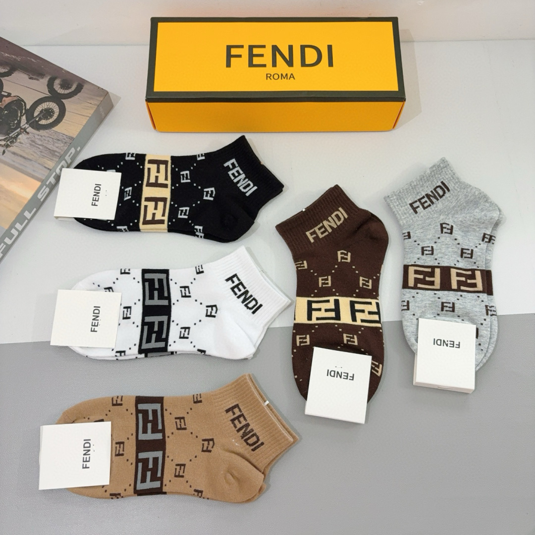 配包装（一盒5双）
FENDI  芬迪  字母双Ｆ爆款中筒袜，纯棉面料， 专柜同款 💓纯棉面料，实用好穿