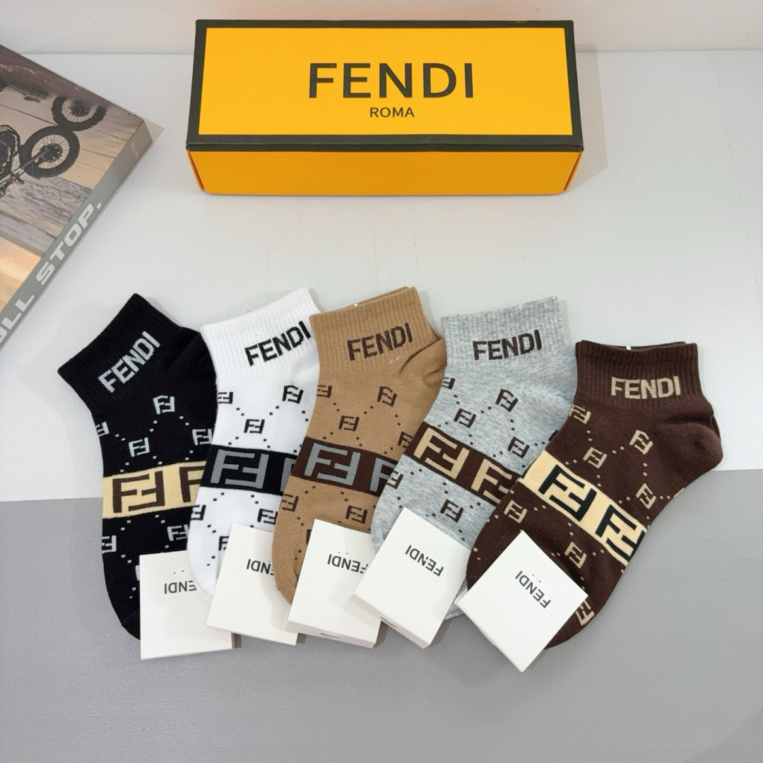 配包装（一盒5双）
FENDI  芬迪  字母双Ｆ爆款中筒袜，纯棉面料， 专柜同款 💓纯棉面料，实用好穿