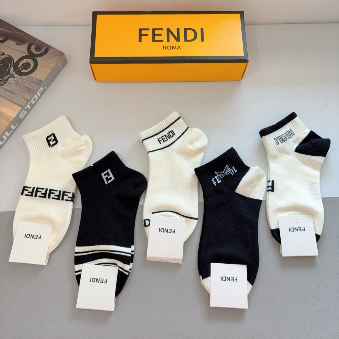 配包装（一盒5双）
FENDI  芬迪 双Ｆ字母经典短筒袜子，💓实用好穿 柔软透气，时尚百搭款，大牌出街
