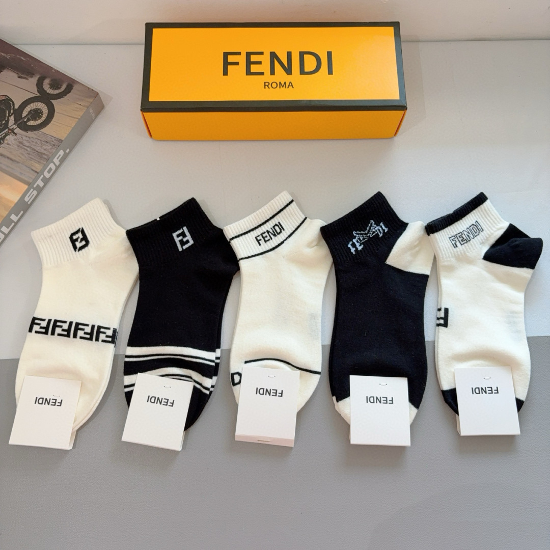 配包装（一盒5双）
FENDI  芬迪 双Ｆ字母经典短筒袜子，💓实用好穿 柔软透气，时尚百搭款，大牌出街