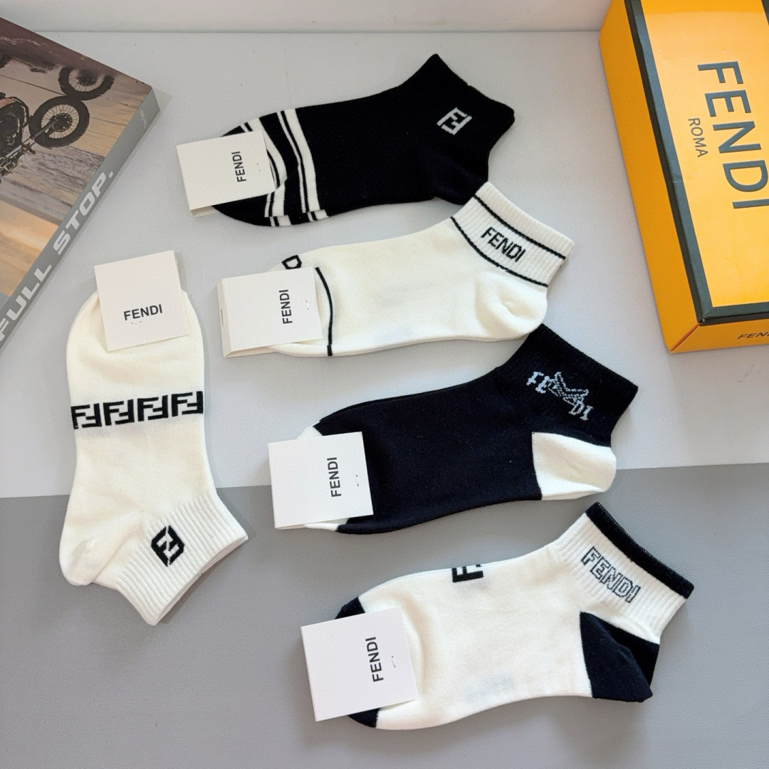 配包装（一盒5双）
FENDI  芬迪 双Ｆ字母经典短筒袜子，💓实用好穿 柔软透气，时尚百搭款，大牌出街