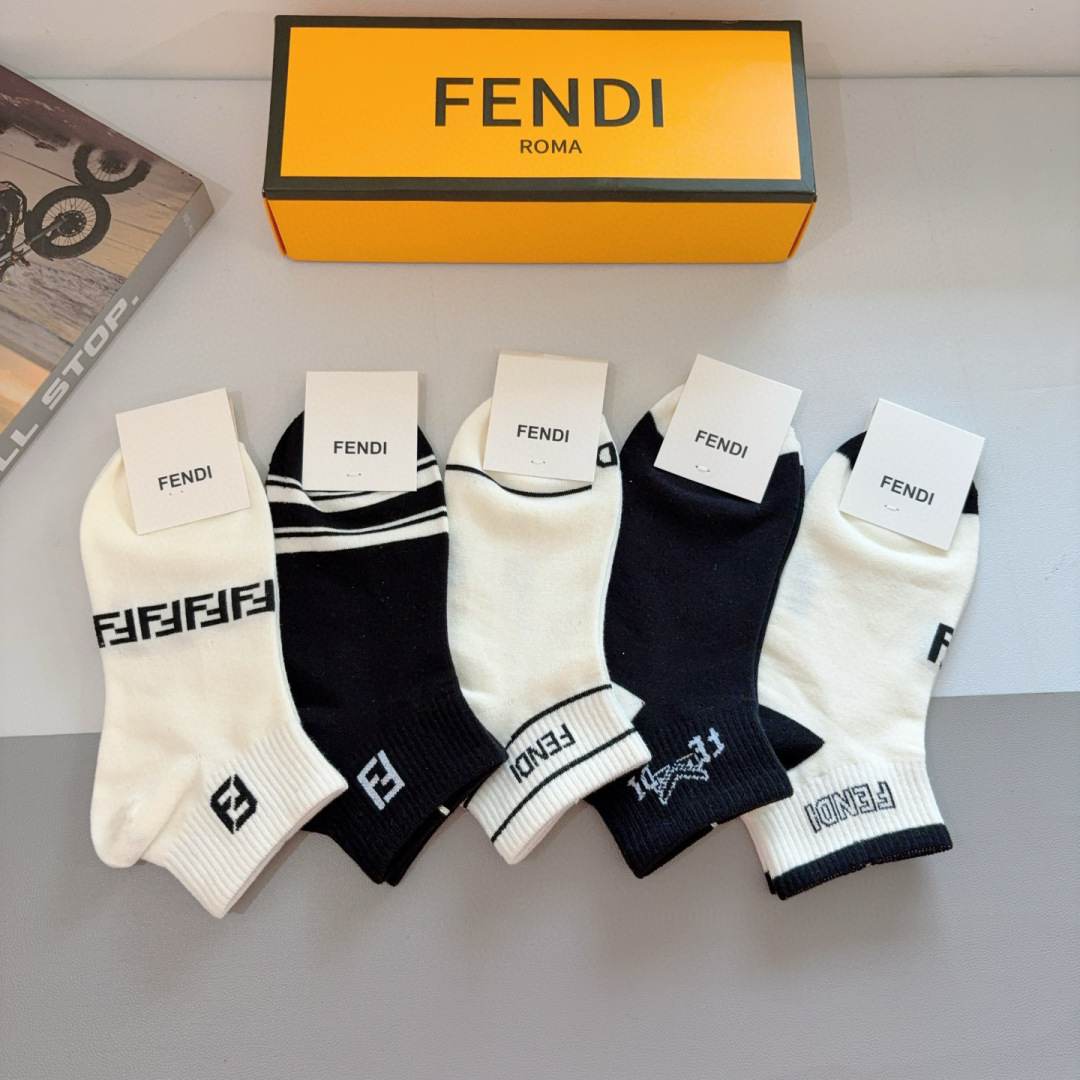 配包装（一盒5双）
FENDI  芬迪 双Ｆ字母经典短筒袜子，💓实用好穿 柔软透气，时尚百搭款，大牌出街