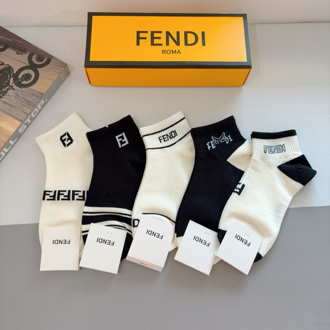 配包装（一盒5双）
FENDI  芬迪 双Ｆ字母经典短筒袜子，💓实用好穿 柔软透气，时尚百搭款，大牌出街
