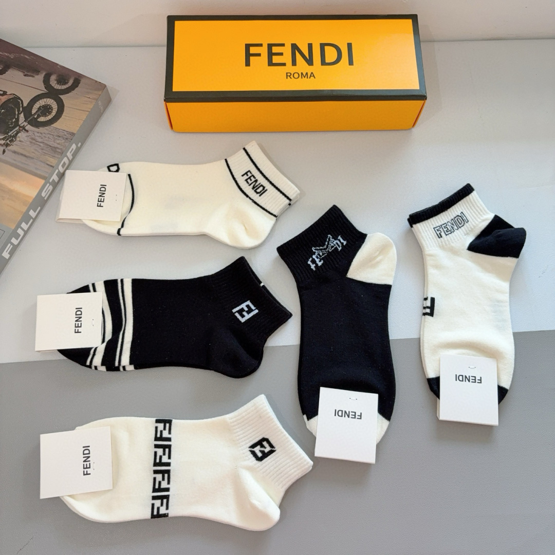 配包装（一盒5双）
FENDI  芬迪 双Ｆ字母经典短筒袜子，💓实用好穿 柔软透气，时尚百搭款，大牌出街
