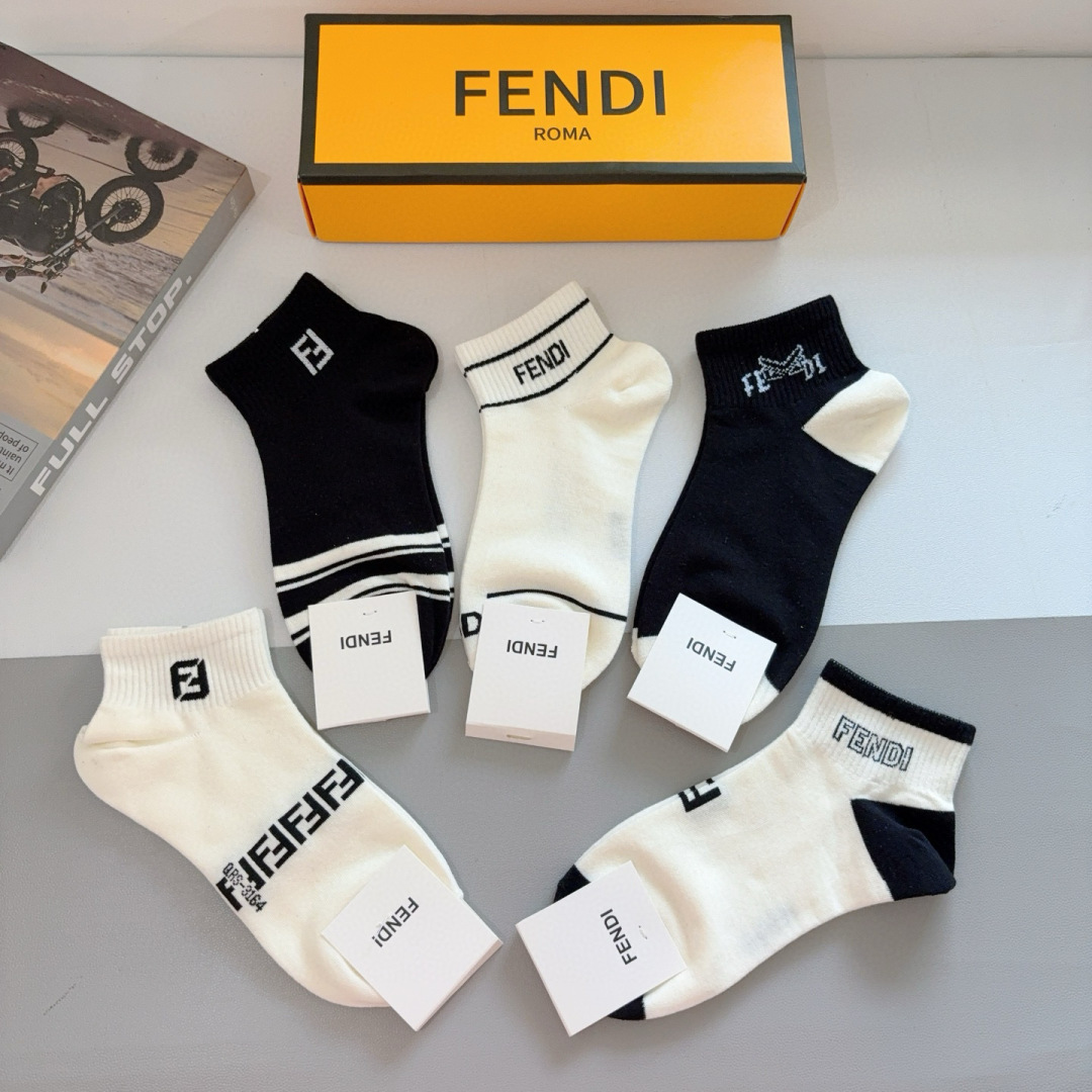 配包装（一盒5双）
FENDI  芬迪 双Ｆ字母经典短筒袜子，💓实用好穿 柔软透气，时尚百搭款，大牌出街
