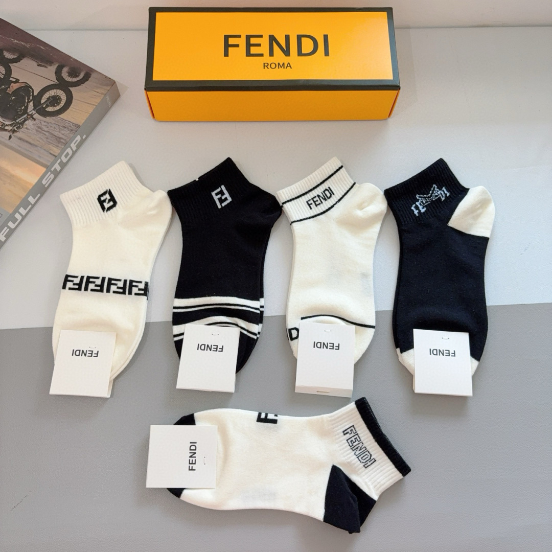 配包装（一盒5双）
FENDI  芬迪 双Ｆ字母经典短筒袜子，💓实用好穿 柔软透气，时尚百搭款，大牌出街