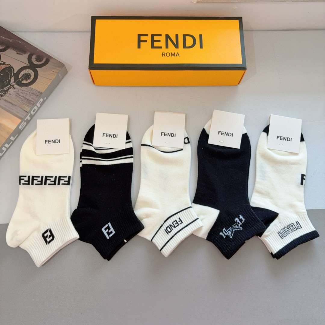 配包装（一盒5双）
FENDI  芬迪 双Ｆ字母经典短筒袜子，💓实用好穿 柔软透气，时尚百搭款，大牌出街