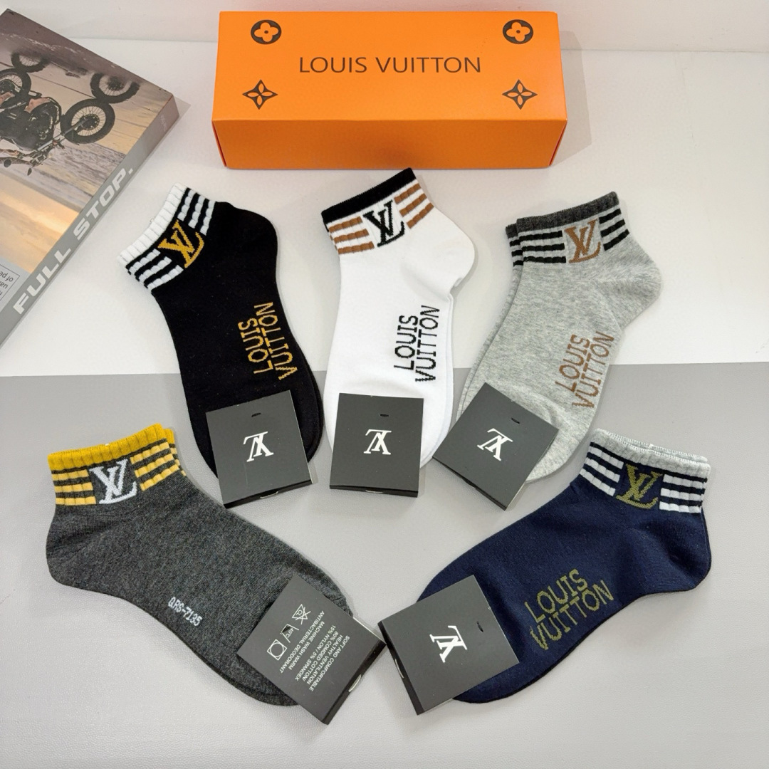 配包装（一盒5双） 
🌟 LV 路易威登 超火男款袜子 纯棉面料，经典字母logo船袜，个性时尚百搭款，