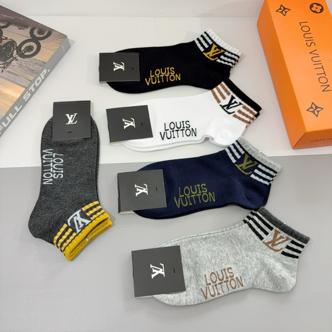 配包装（一盒5双） 
🌟 LV 路易威登 超火男款袜子 纯棉面料，经典字母logo船袜，个性时尚百搭款，
