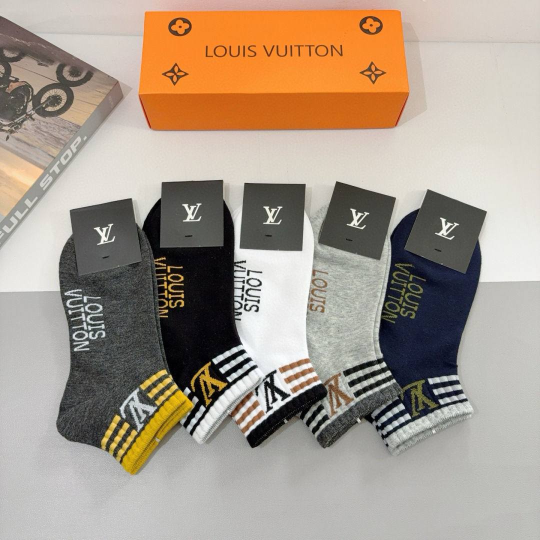 配包装（一盒5双） 
🌟 LV 路易威登 超火男款袜子 纯棉面料，经典字母logo船袜，个性时尚百搭款，