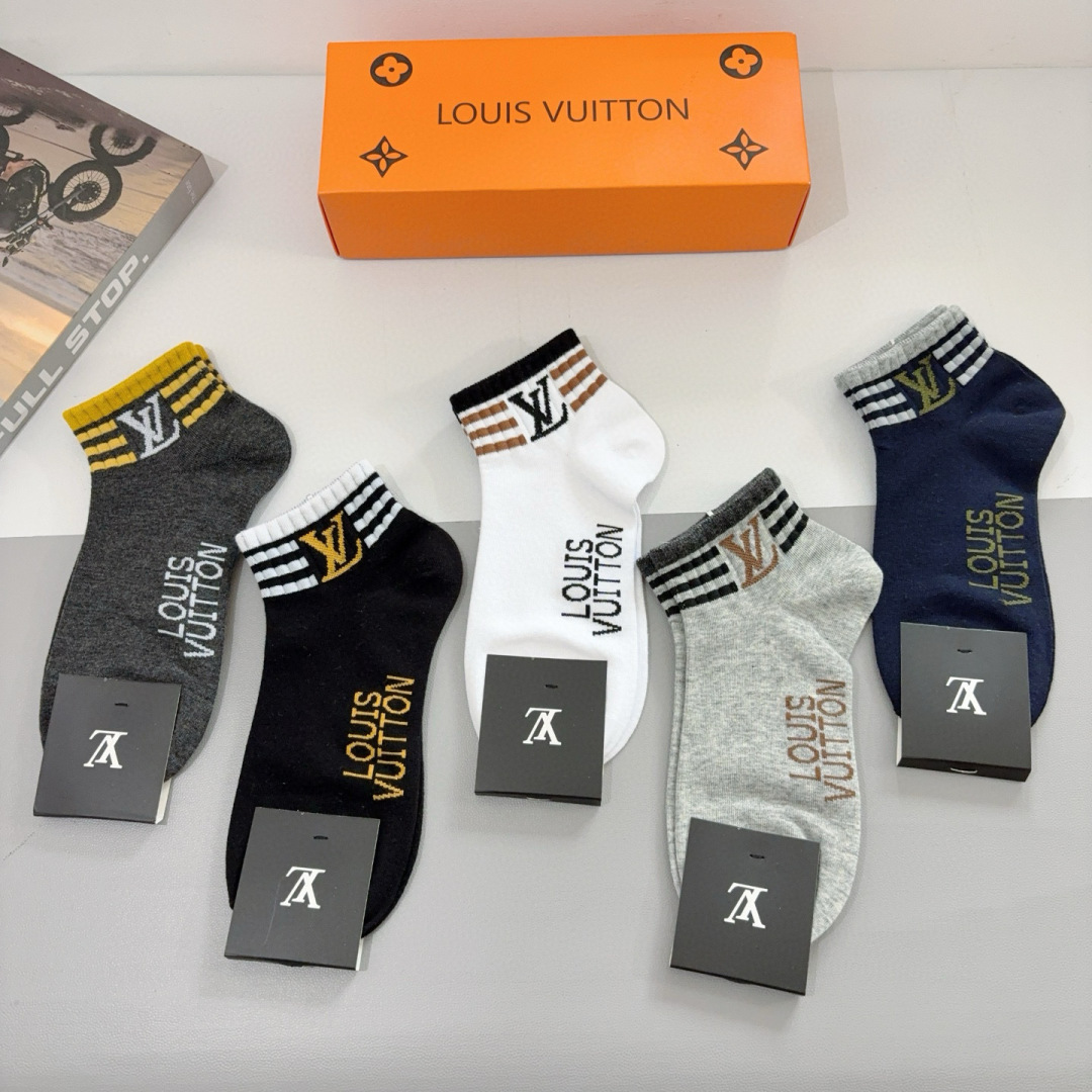 配包装（一盒5双） 
🌟 LV 路易威登 超火男款袜子 纯棉面料，经典字母logo船袜，个性时尚百搭款，