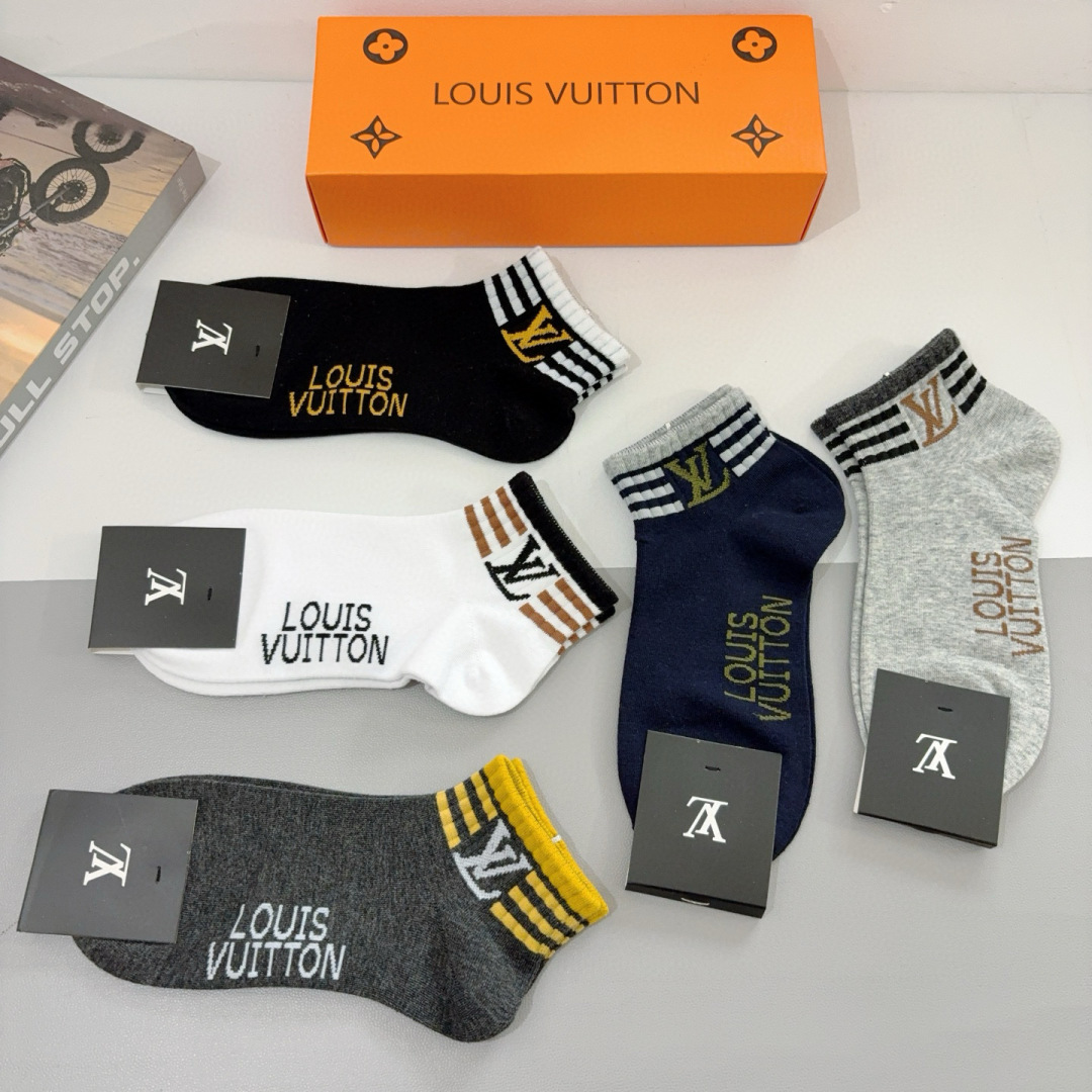 配包装（一盒5双） 
🌟 LV 路易威登 超火男款袜子 纯棉面料，经典字母logo船袜，个性时尚百搭款，