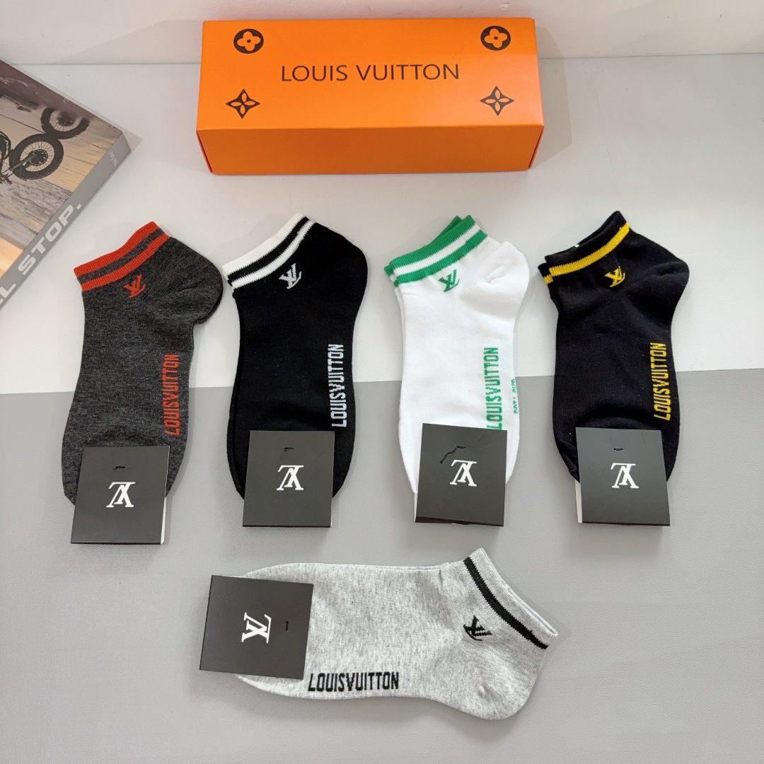 配包装（一盒5双） 
🌟 LV 路易威登 超火男款袜子 纯棉面料，经典字母logo船袜，个性时尚百搭款，