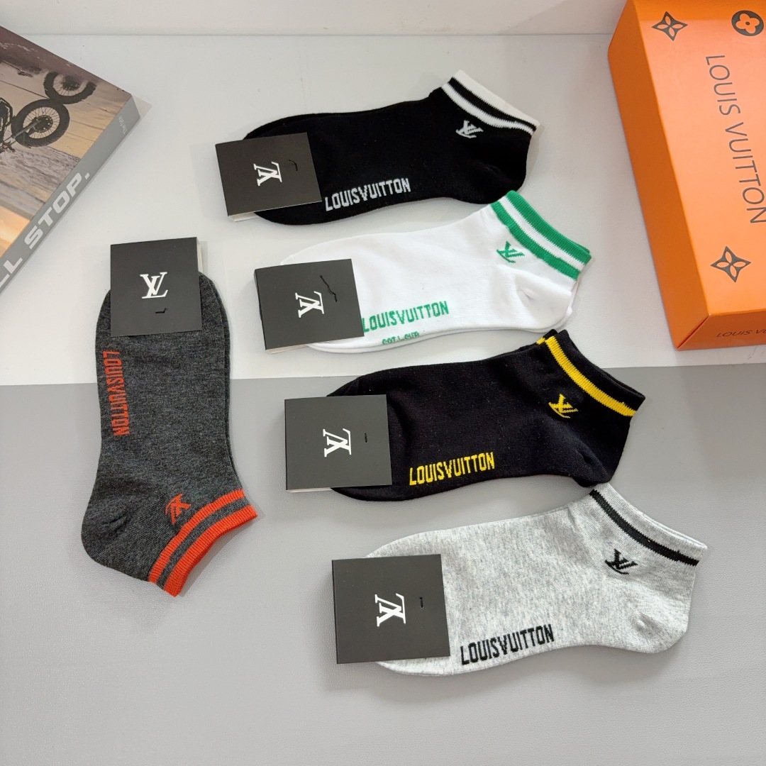 配包装（一盒5双） 
🌟 LV 路易威登 超火男款袜子 纯棉面料，经典字母logo船袜，个性时尚百搭款，
