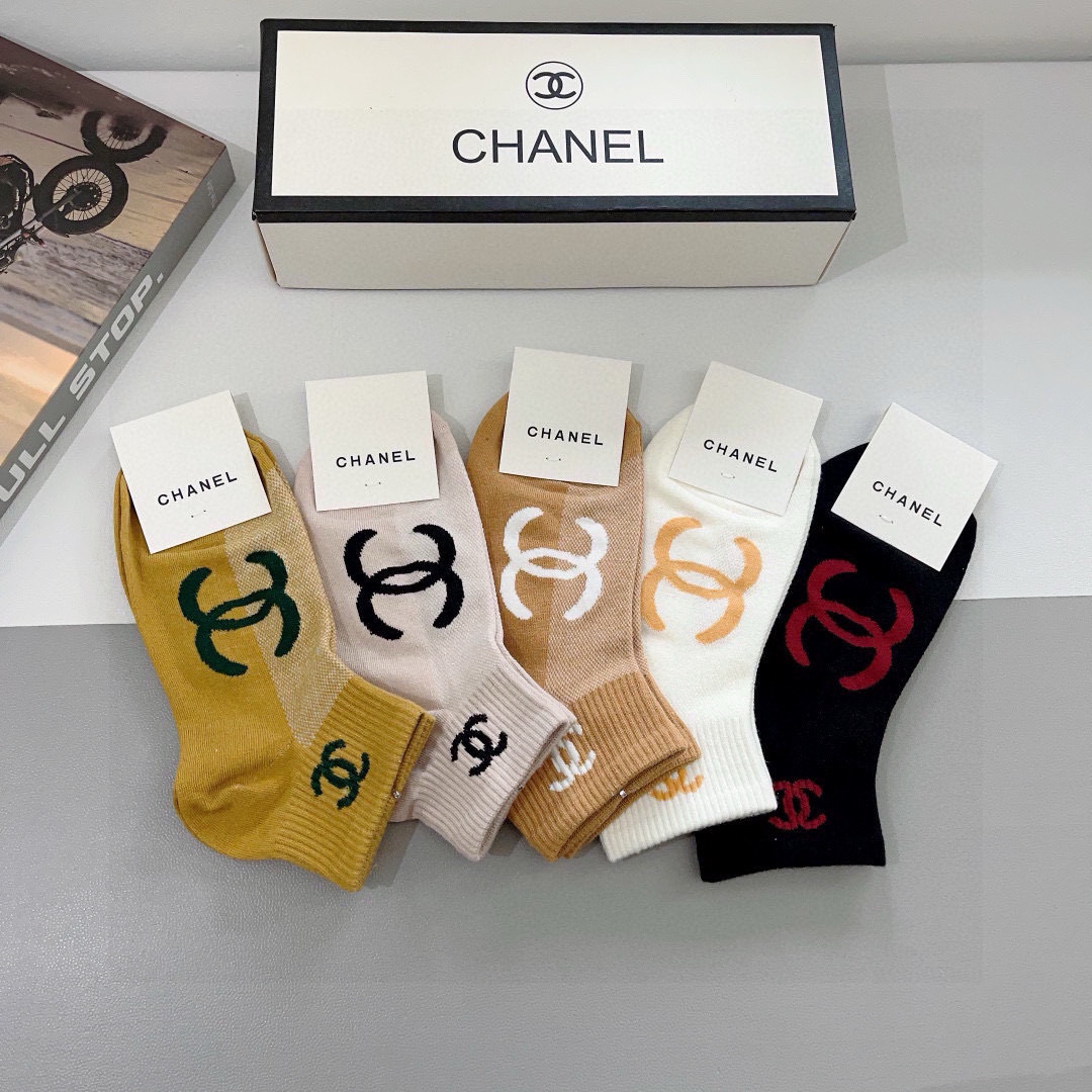 配包装（一盒5双）
CHANEL 香奈儿经典袜子❗️高版本纯棉材质柔软，秒杀市场普通货，经典的双C图案l