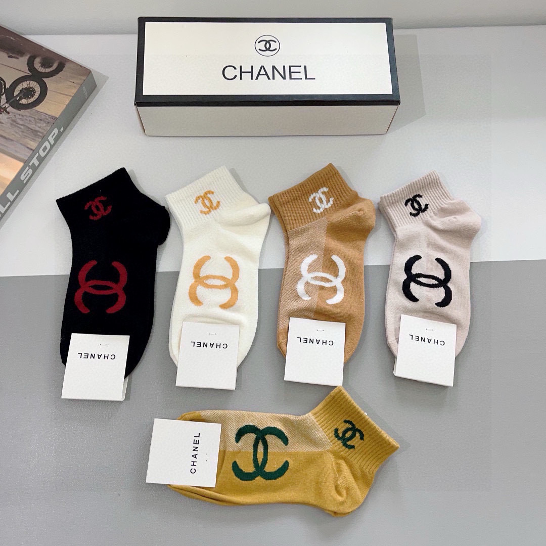配包装（一盒5双）
CHANEL 香奈儿经典袜子❗️高版本纯棉材质柔软，秒杀市场普通货，经典的双C图案l