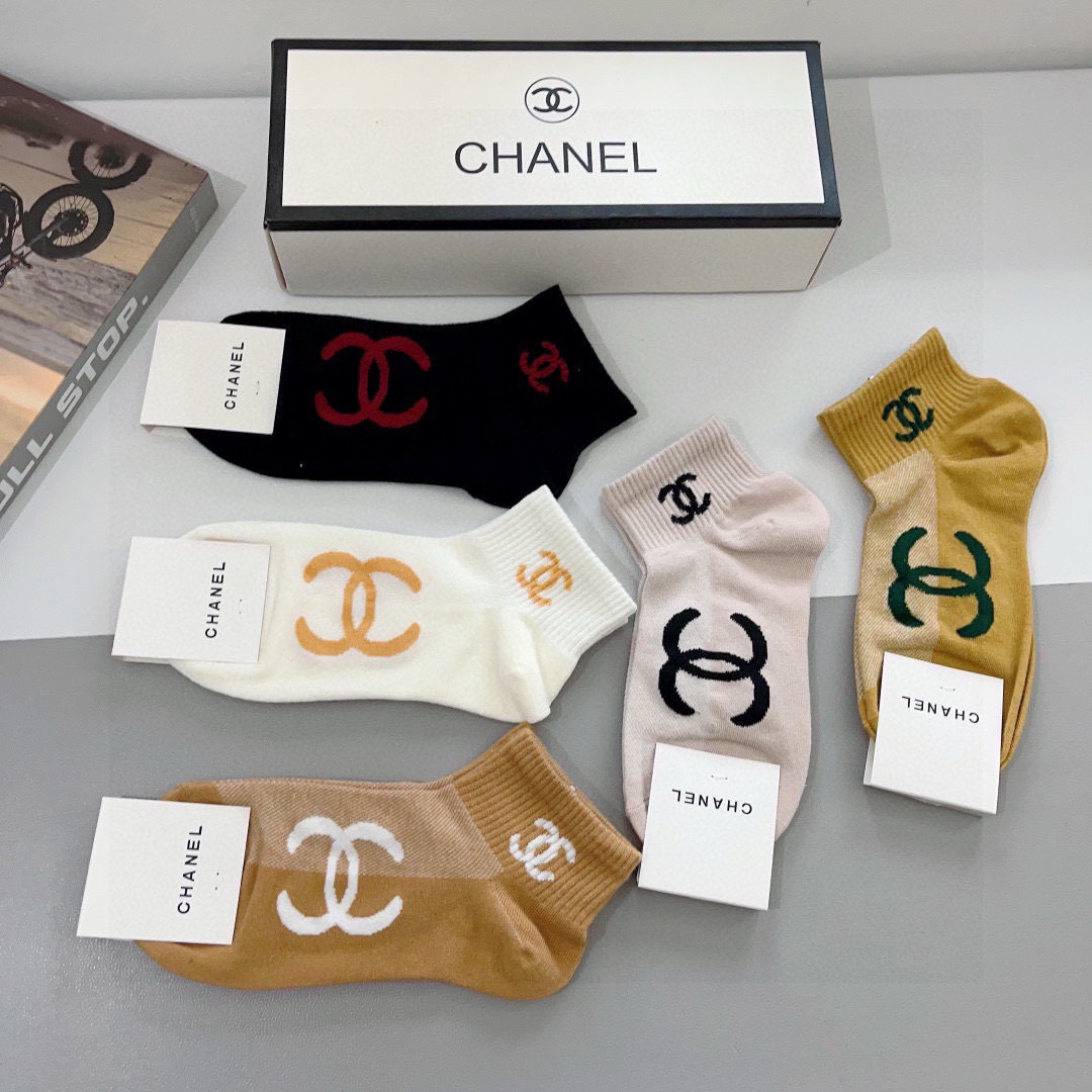 配包装（一盒5双）
CHANEL 香奈儿经典袜子❗️高版本纯棉材质柔软，秒杀市场普通货，经典的双C图案l