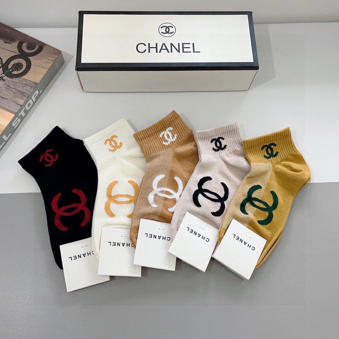 配包装（一盒5双）
CHANEL 香奈儿经典袜子❗️高版本纯棉材质柔软，秒杀市场普通货，经典的双C图案l
