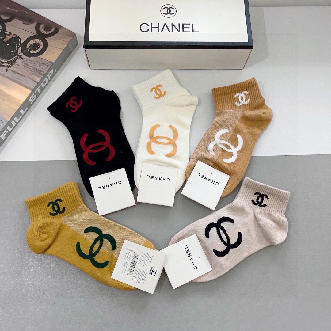 配包装（一盒5双）
CHANEL 香奈儿经典袜子❗️高版本纯棉材质柔软，秒杀市场普通货，经典的双C图案l