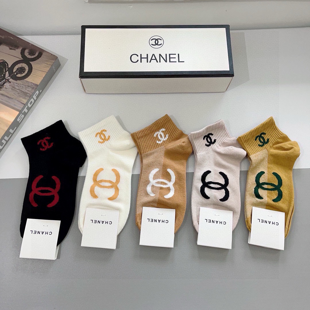 配包装（一盒5双）
CHANEL 香奈儿经典袜子❗️高版本纯棉材质柔软，秒杀市场普通货，经典的双C图案l
