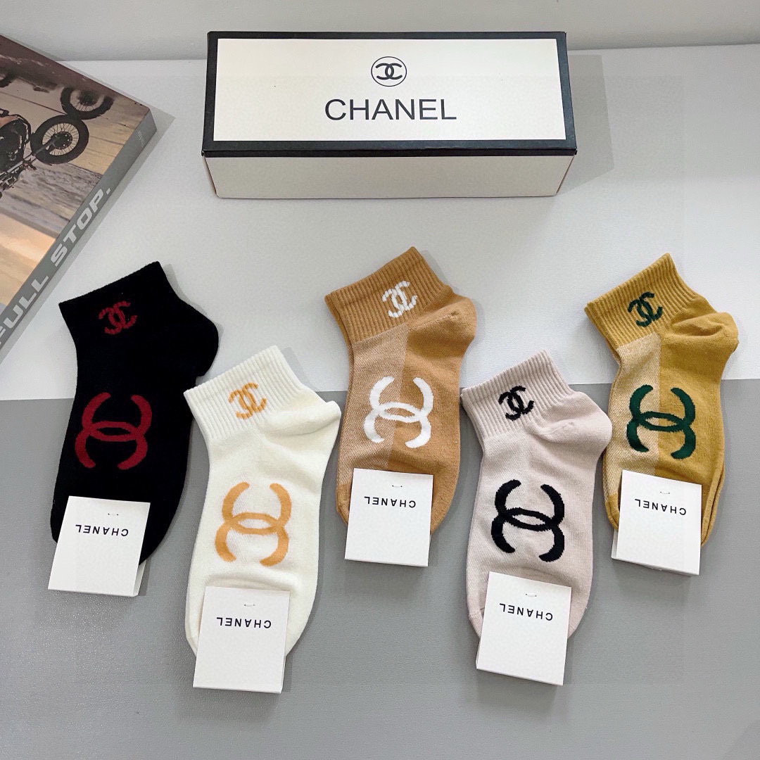 配包装（一盒5双）
CHANEL 香奈儿经典袜子❗️高版本纯棉材质柔软，秒杀市场普通货，经典的双C图案l