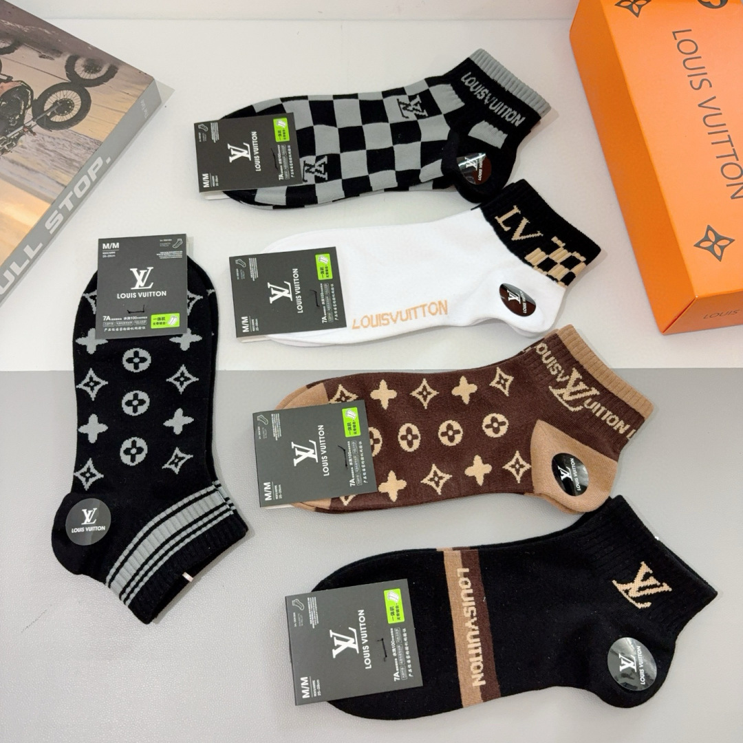 配包装（一盒5双） 
🌟 LV 路易威登 超火男款袜子 纯棉面料，经典字母logo船袜，个性时尚百搭款，