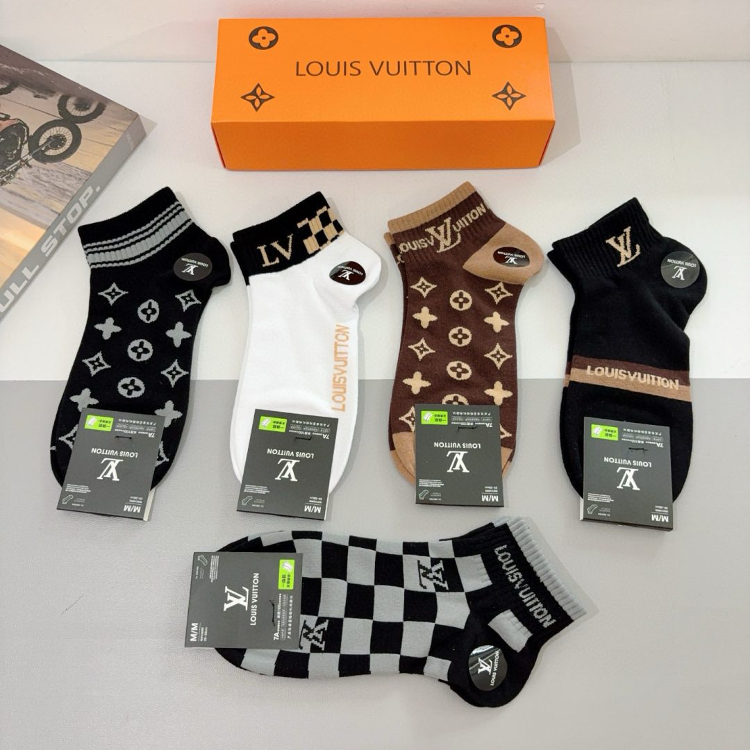 配包装（一盒5双） 
🌟 LV 路易威登 超火男款袜子 纯棉面料，经典字母logo船袜，个性时尚百搭款，