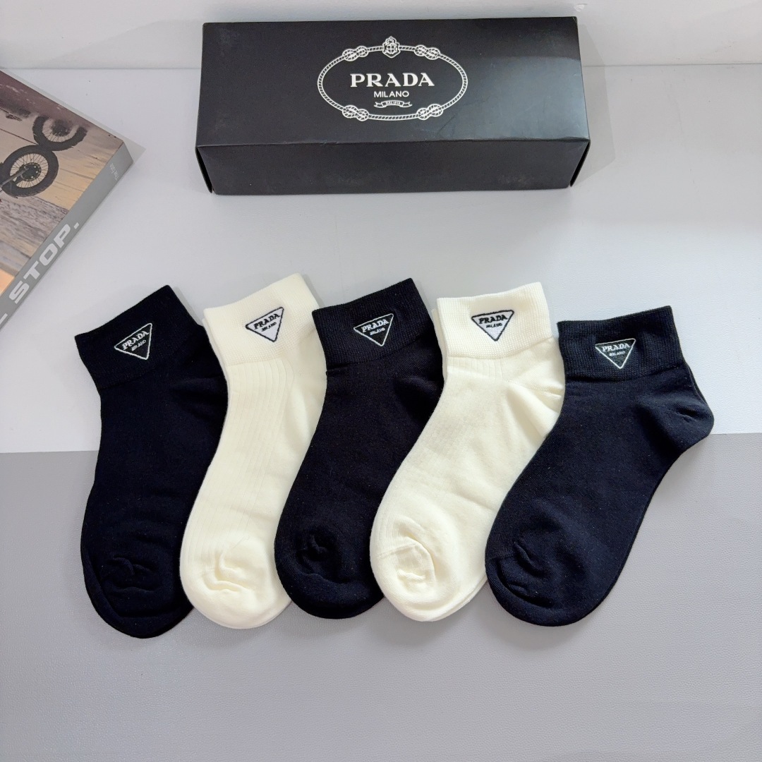 配包装（一盒5双）
PRADA（普拉达） 新款高端刺绣袜子！爆款字母专柜同步短筒袜，💛大牌出街，潮人必备