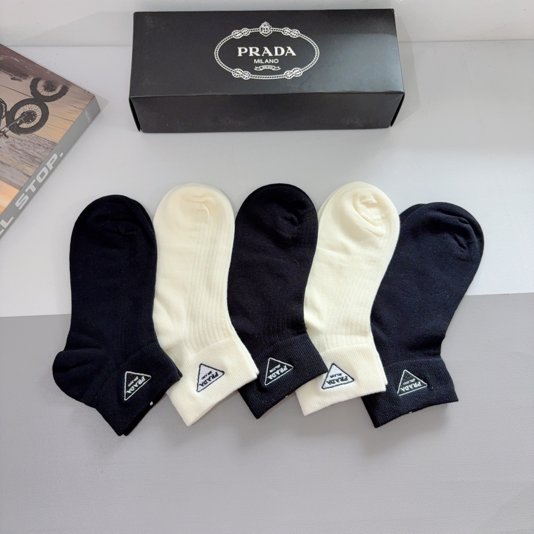 配包装（一盒5双）
PRADA（普拉达） 新款高端刺绣袜子！爆款字母专柜同步短筒袜，💛大牌出街，潮人必备