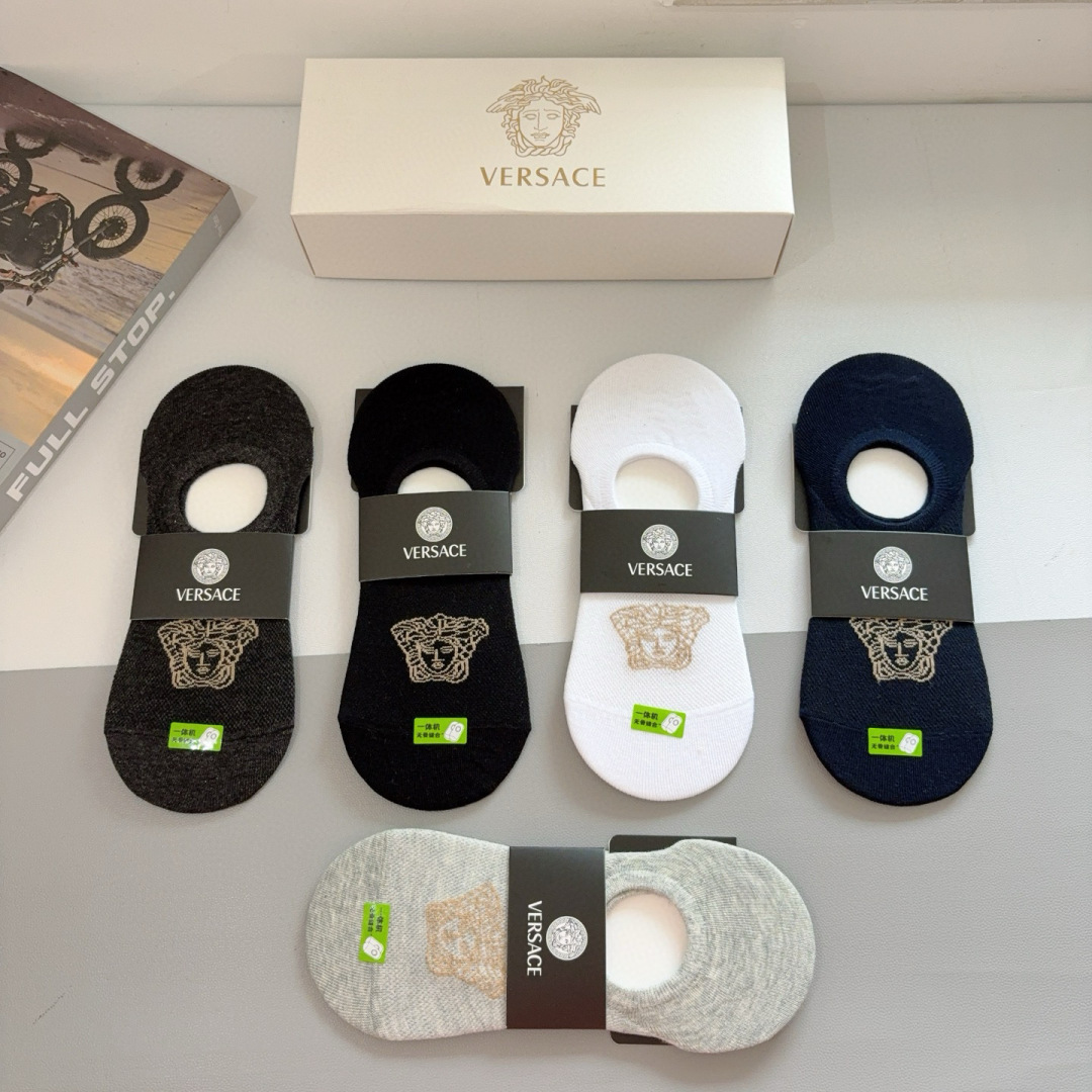 配包装【一盒五双】
VERSACE范思哲 欧美大牌男款船袜。潮人必不可少的专柜代购品质 搭配起来超高逼格