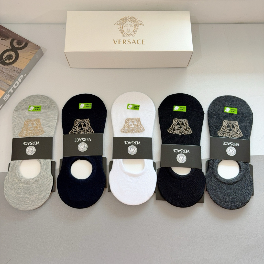 配包装【一盒五双】
VERSACE范思哲 欧美大牌男款船袜。潮人必不可少的专柜代购品质 搭配起来超高逼格
